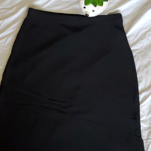 Basic black skirt - Picture 2 of 8